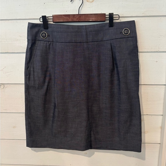 LOFT Ann Taylor Loft Dark Blue
Chambray Skirt Size 10. Pockets and size zip. - Picture 3 of 10